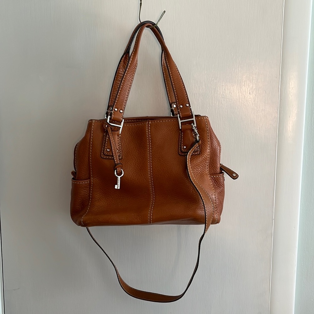 Fossil multi-pocket, leather satchel with shoulder strap.